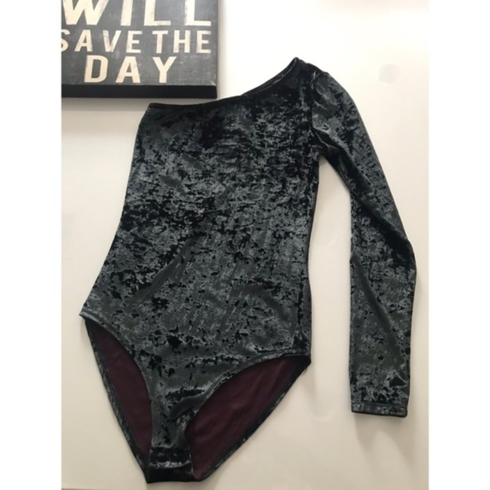 Zara velvet body size S .